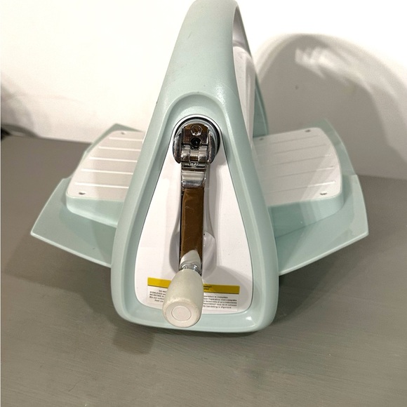 Cricut Mint Cuttlebug Embossing Die Cutting Machine — ONLY MACHINE - Picture 4 of 7